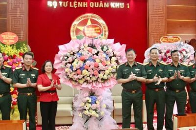 Đoàn công tác tỉnh chúc mừng 81 năm Ngày truyền thống lực lượng vũ trang Quân khu 1