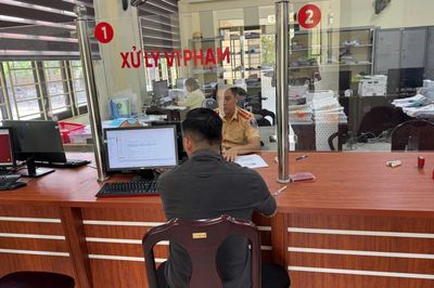 Xử lý trường hợp để khách du lịch đu bám cửa xe khi đang di chuyển