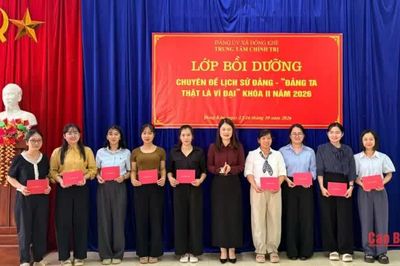 35 học viên bồi dưỡng chuyên đề lịch sử Đảng 'Đảng ta thật là vĩ đại'