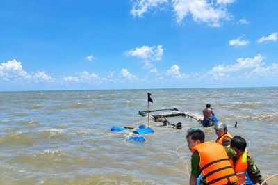 Công an xã Tam Giang phối hợp hỗ trợ trục vớt tàu cá bị chìm