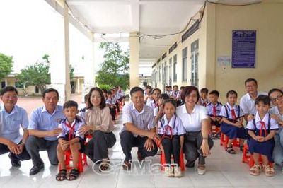 Tiếp sức cho học sinh khó khăn tại xã Khánh Lâm