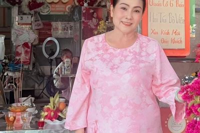 Ở tuổi 63, em gái cố NSƯT Vũ Linh mở quán bún bò mưu sinh cùng con gái