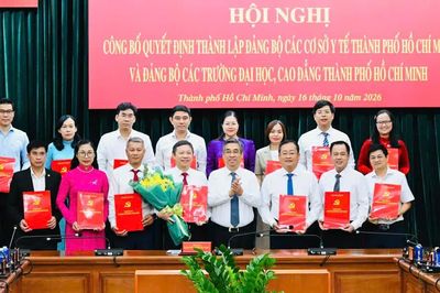 Thành ủy TPHCM công bố và trao các quyết định điều động, bổ nhiệm cán bộ lãnh đạo
