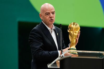 Chủ tịch FIFA xin lỗi vụ bán cổ phần World Cup, từ chối giải trình