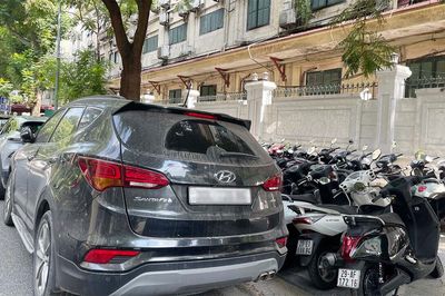Hà Nội tăng gấp đôi giá trông xe lòng đường vỉa hè: Công bằng với người đi bộ