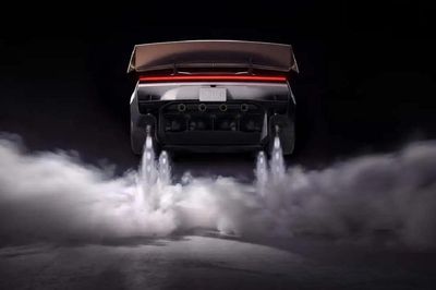 Tesla Roadster - ô tô điện biết bay, xoay vòng trên không