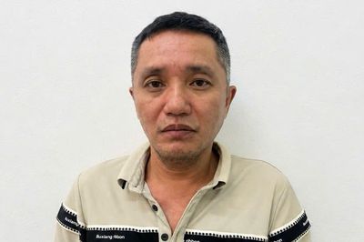 Bắt giữ kẻ chặn đầu ô tô, đập kính chắn gió trên phố Hà Nội