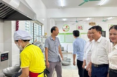Xã Đan Phượng giám sát công tác tổ chức bữa ăn bán trú tại trường học