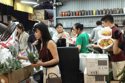 Thị trường hoa tươi chợ Quảng An nhộn nhịp trước ngày 20/10