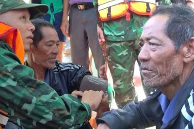 Bị sóng đánh khi câu mực, người đàn ông ôm thuyền thúng lênh đênh trên biển 2 ngày