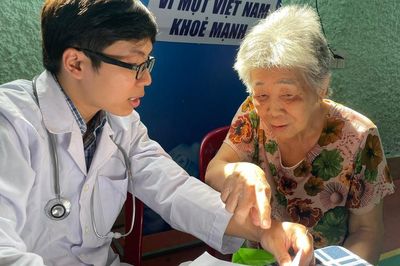 Bộ Y tế tiếp tục hoàn thiện chính sách BHYT, tăng năng lực khám chữa bệnh tại cơ sở