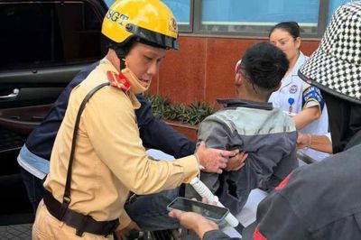 Cảnh sát dùng xe chuyên dụng đưa người dân bị thương đến viện cấp cứu