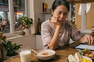 Người tiền đái tháo đường có nên ăn vặt buổi tối khi bụng đói?