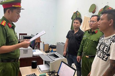 Mang kiếm đi tìm đối phương, đập phá tài sản rồi đăng Facebook thách thức