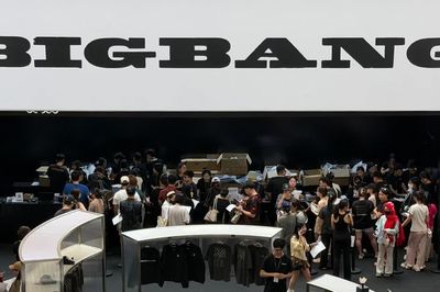 Pop-up BIGBANG tại Mễ Trì ngày đầu: Hàng chờ dài cả trăm mét, quầy đẹp và có dễ mua?