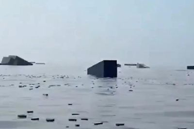 Ngư dân đổ ra eo biển Hormuz 'săn' iPhone