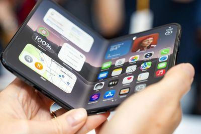 iPhone Duo cháy hàng trên toàn cầu, có tiền cũng khó mua được