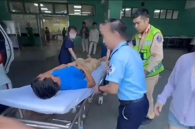 CSGT dùng xe đặc chủng dẫn đường, đưa người đàn ông bị đột quỵ đi cấp cứu