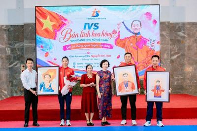Võ sĩ Nguyễn Thị Tâm nhận món quà đặc biệt từ các học sinh Trường IVS
