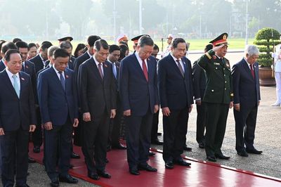 Lãnh đạo Đảng, Nhà nước, các đại biểu Quốc hội vào Lăng viếng Chủ tịch Hồ Chí Minh