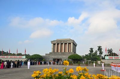 [Ảnh] Lãnh đạo Đảng, Nhà nước và các đại biểu Quốc hội vào Lăng viếng Chủ tịch Hồ Chí Minh
