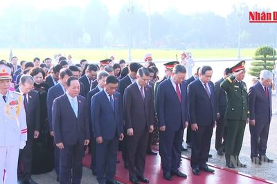 [Video] Các đại biểu Quốc hội tưởng nhớ Chủ tịch Hồ Chí Minh