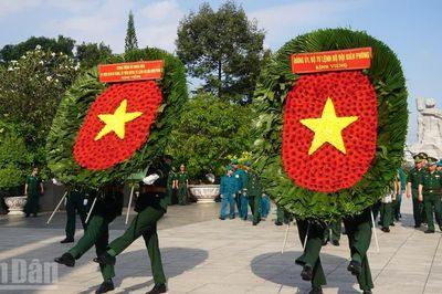 [Ảnh] Tư lệnh Bộ đội Biên phòng dâng hương tưởng niệm các Anh hùng liệt sĩ tại Thành phố Hồ Chí Minh