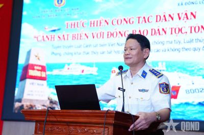 Cảnh sát biển phổ biến pháp luật cho người dân xã Đông Lộc, Nghệ An