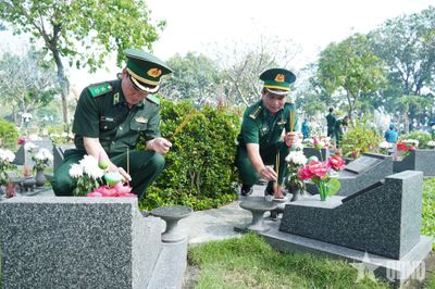 Bộ tư lệnh Bộ đội Biên phòng dâng hương tưởng niệm các anh hùng liệt sĩ