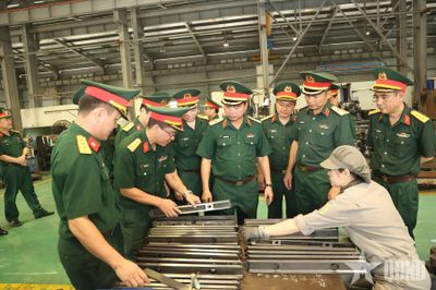 Chuẩn đô đốc Nguyễn Văn Bách thăm và làm việc với các đơn vị trên địa bàn Thái Nguyên