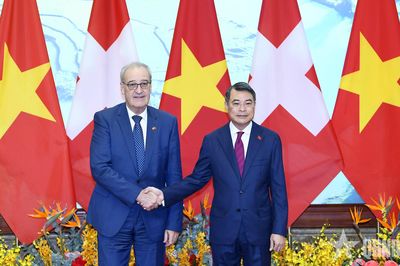 Thủ tướng Lê Minh Hưng hội kiến Tổng thống Thụy Sĩ Guy Parmelin