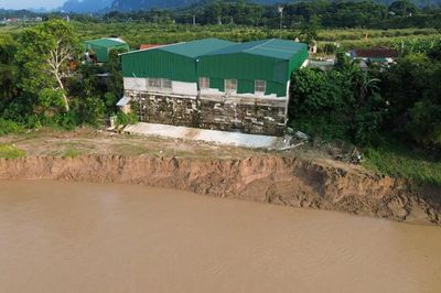 Nỗi lo mất nhà bên bờ sông Lam do sạt lở