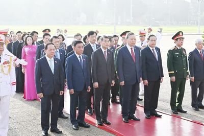 Đại biểu Quốc hội vào Lăng viếng Chủ tịch Hồ Chí Minh