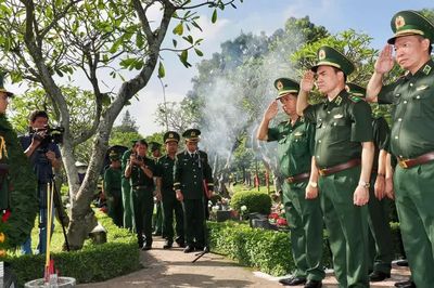 Bộ Tư lệnh Bộ đội Biên phòng dâng hoa, dâng hương tại Nghĩa trang Liệt sĩ TPHCM