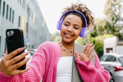 Tai nghe on-ear trở lại, đeo thế nào để không đau tai?