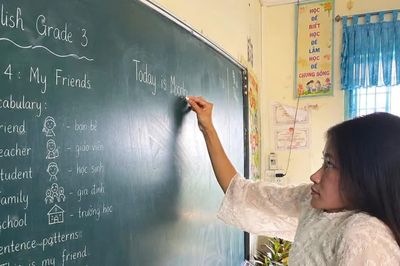 Cô giáo 'tí hon' cùng hành trình vượt khó mang tri thức đến học trò vùng sâu