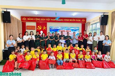 Tặng quà học sinh và phụ nữ có hoàn cảnh khó khăn ở khu vực biên giới thành phố Quảng Ninh