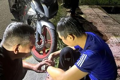 Đại uý Công an lao xuống sông, cứu nam thanh niên nhảy cầu