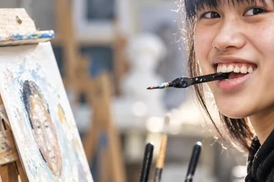 Cô gái bại liệt 10 năm vẽ tranh bằng miệng