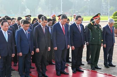 Lãnh đạo Đảng, Nhà nước và đại biểu Quốc hội vào Lăng viếng Chủ tịch Hồ Chí Minh