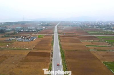 Đường thông thoáng nhưng tài xế 'mắc kẹt' vì biển báo 40km/h bủa vây