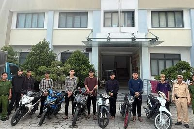 Nhóm người chạy xe máy vào làn ô tô, quay TikTok 'câu view'