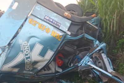 Lật xe đầu kéo chở sắt trên đường Trường Sơn Đông, 2 người tử vong