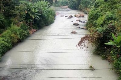 Nước sông Cầu đổi màu bất thường, đục như nước vo gạo