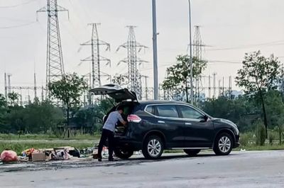 Truy tìm người đàn ông lái ô tô đổ rác bên đường có biển cấm