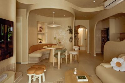 Vợ chồng TPHCM sống trong căn hộ hơn 120m2, như chiếc hang trú ẩn