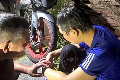 Khoảnh khắc Đại úy công an lao xuống sông, cứu nam thanh niên nhảy cầu