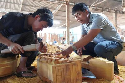 Bỏ nghề đóng thuyền, ông thợ Hà Tĩnh dựng nhà gỗ mít giá tiền tỷ
