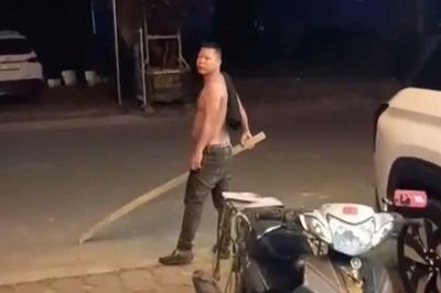 Người đàn ông cởi trần, cầm thanh kim loại đập phá kính 2 ô tô lúc nửa đêm