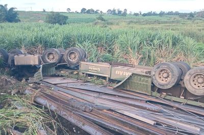 Xe đầu kéo lật ngửa trên đường Trường Sơn Đông, 2 người tử vong